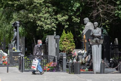 Москва. Посетители на аллеее Ваганьковского кладбища.
