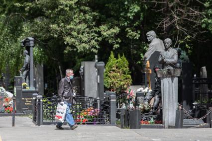 Москва.  Посетители на аллеее Ваганьковского кладбища.