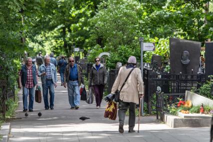 Москва.  Посетители на аллеее Ваганьковского кладбища.