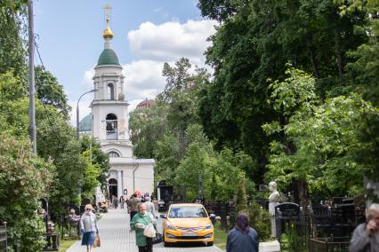 Москва.  Вид на Воскресенскую церковь  Ваганьковского кладбища.