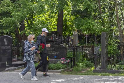 Москва.  Посетители на аллеее Ваганьковского кладбища.