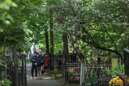 Москва.  Посетители на аллеее Ваганьковского кладбища.