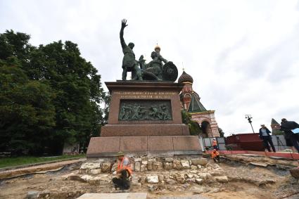 Москва. Рабочий  во время реставрационных работ у памятника Минину и Пожарскому на Красной площади.