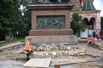 Москва. Рабочий  во время реставрационных работ у памятника Минину и Пожарскому на Красной площади.