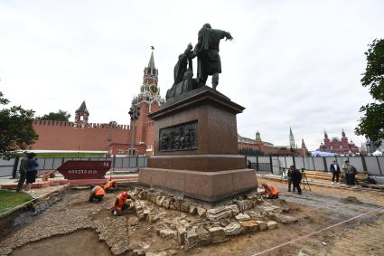 Москва.  Во время реставрационных работ у памятника Минину и Пожарскому на Красной площади