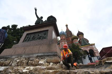 Москва. Реставрационные работы у памятника Минину и Пожарскому на Красной площади.