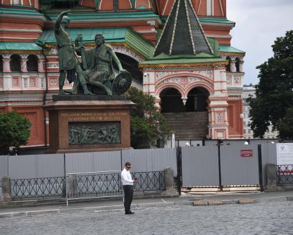 Москва. Реставрационные работы у памятника Минину и Пожарскому на Красной площади.