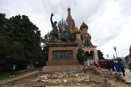 Москва.  Реставрационные работы у памятника Минину и Пожарскому на Красной площади.