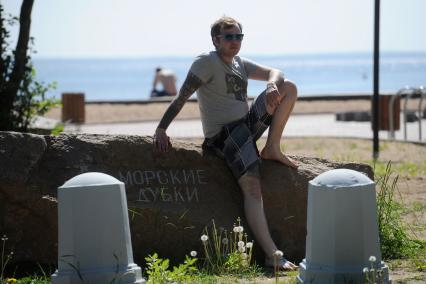 Санкт-Петербург. Отдыхающие на пляже `Морские дубки ` на Финском заливе.