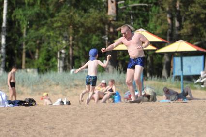 Санкт-Петербург.  Отдыхающие на комаровском пляже Финского залива.