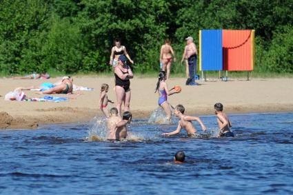 Санкт-Петербург.  Отдыхающие на пляже `Северный`в Сестрорецке.