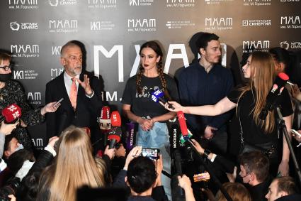 Москва. Художественный руководитель МХАТ имени М. Горького Эдуард Бояков, певица Ольга Бузова и актер Георгий Иобадзе ( слева направо) после пресс-показа спектакля `Чудесный грузин` во МХАТе имени Горького.
