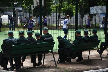 Московская область.  Ребята из ФК `Тотем` и воспитанники Можайской воспитательной колонии для несовершеннолетних во время футбольного матча в рамках федерального проекта `Начни с чистого листа`.