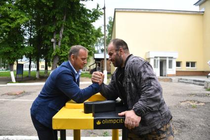 Московская область. Чемпион мира по армрестлингу среди профессионалов Денис Цыпленков (справа) во время посещения  Можайской воспитательной колонии для несовершеннолетних.