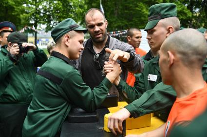 Московская область. Чемпион мира по армрестлингу среди профессионалов Денис Цыпленков (в центре) во время посещения воспитанников Можайской воспитательной колонии для несовершеннолетних  в рамках федерального проекта `Начни с чистого листа`.