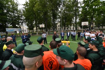 Московская область. Чемпион мира по армрестлингу среди профессионалов Денис Цыпленков (в центре) во время посещения воспитанников Можайской воспитательной колонии для несовершеннолетних  в рамках федерального проекта `Начни с чистого листа`.