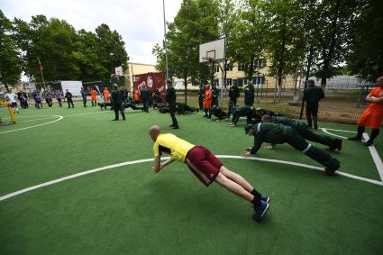 Московская область.  Ребята из ФК `Тотем` и воспитанники Можайской воспитательной колонии для несовершеннолетних перед футбольным матчем в рамках федерального проекта `Начни с чистого листа`.