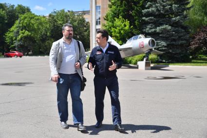 Московская область. Звездный городок. Начальник  Центра подготовки космонавтов им. Ю.А. Гагарина Максим Харламов (справа) и редактор отдела науки и образования КП Александр Милкус   в центре подготовки космонавтов.