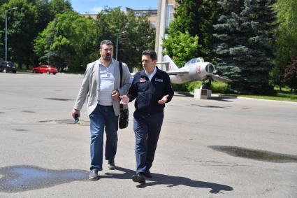 Московская область. Звездный городок. Начальник  Центра подготовки космонавтов им. Ю.А. Гагарина Максим Харламов (справа) и редактор отдела науки и образования КП Александр Милкус   в центре подготовки космонавтов.