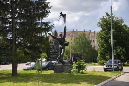 Московская область. Звездный городок.  Скульптура покорителям космоса на территории Центра подготовки космонавтов им. Ю.А. Гагарина.