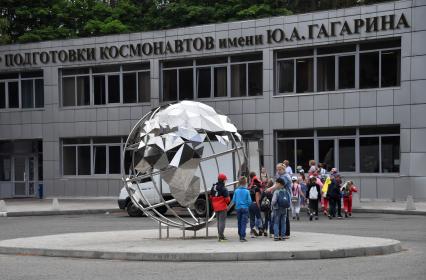 Московская область. Звездный городок. Школьники на экскурсии у  Центра подготовки космонавтов им. Ю.А. Гагарина .