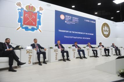Санкт-Петербург. Директор Ассоциации инновационных регионов России (АИРР) Иван Федотов, генеральный директор - председатель правления ОАО `Российские железные дороги` Олег Белозеров, Заместитель председателя правительства РФ Марат Хуснуллин, Министр транспорта Российской Федерации Виталий Савельев, Генеральный директор ПАО `Аэрофлот` Михаил Полубояринов и Президент, главный исполнительный директор Qatar Navigation Q.P.S.C. Абдулрахман Эсса Аль-Маннаи (слева направо) во время сессии `Транспортный каркас экономики` в рамках XXIV Петербургского международного экономического форума.