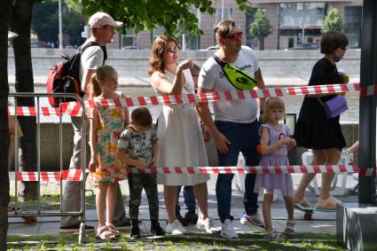 Москва. Отдыхающие на Крымской набережной.