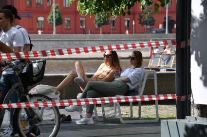 Москва. Отдыхающие на Крымской набережной.