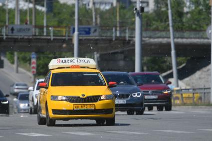 Екатеринбург. Дорожное движение на одной из центральных улиц города