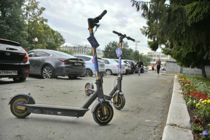 Екатеринбург. Электросамокаты шеринговой компании \'Busy Fly\' на одной из улиц города