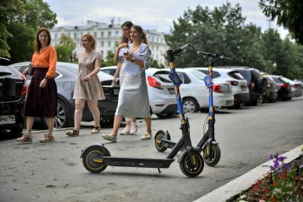 Екатеринбург. Электросамокаты шеринговой компании \'Busy Fly\' на одной из улиц города