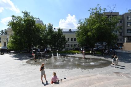 Москва. Тротуарные фонтаны.