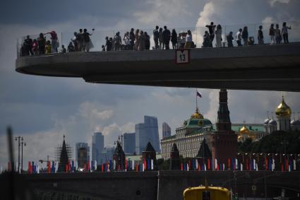 Москва. Людя стоят на смотровой площадке парка Зарядье.