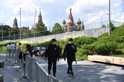 Москва. Полицейские патрулируют парк Зарядье.