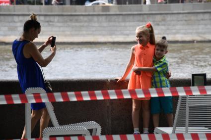 Москва. Отдыхающие на Крымской набережной.