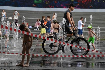 Москва. Отдыхающие на Крымской набережной.