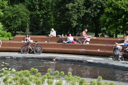 Москва. Отдыхающие в Парке Музеон.