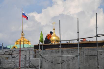 Москва. Рабочие во время реконструкции Большого Каменного моста.
