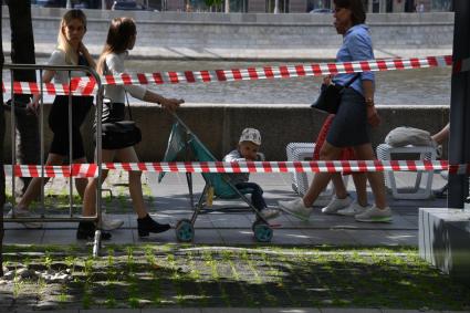 Москва. Отдыхающие на Крымской набережной.