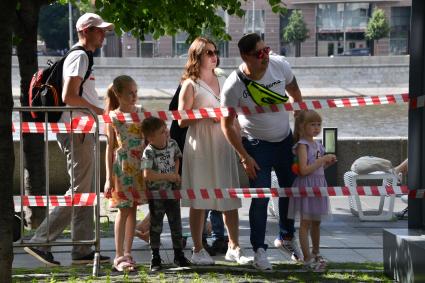 Москва. Отдыхающие на Крымской набережной.