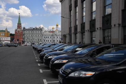 Москва. Стоянка автомобилей на Воздвиженке.