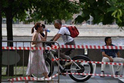 Москва. Отдыхающие на Крымской набережной.