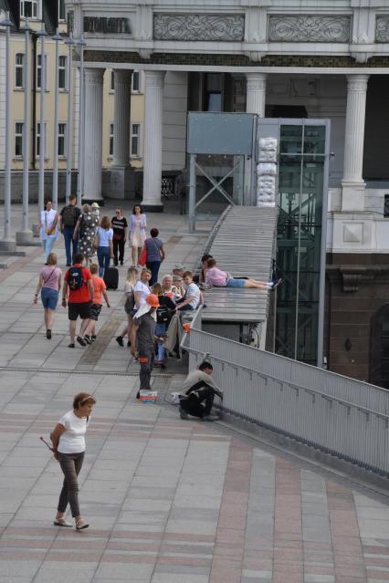 Москва. Прохожие на Патриаршем мосту.