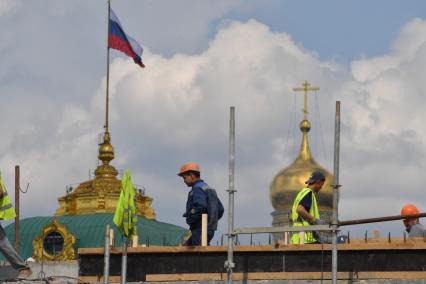 Москва. Рабочие во время реконструкции Большого Каменного моста.