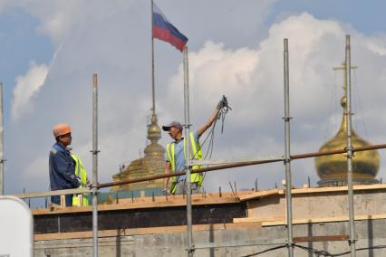 Москва.  Рабочие во время реконструкции Большого Каменного моста.