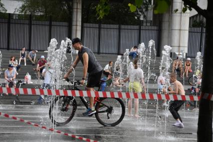 Москва.  Отдыхающие  на Крымской набережной.