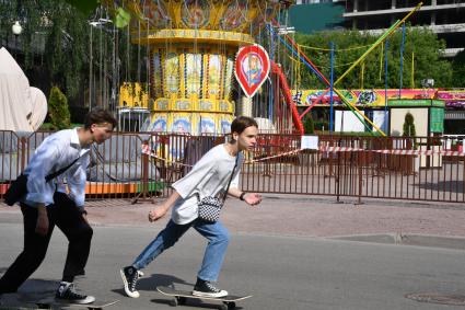Москва.  Отдыхающие  в Парке Горького.