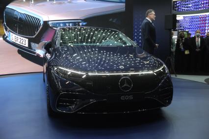 Санкт-Петербург. Электрический седан представительского класса Mercedes-EQS на Петербургском международном экономическом форуме - 2021 в конгрессно-выставочном центре `Экспофорум`.