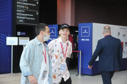 Санкт-Петербург. Блогер, певец Даня Милохин (справа) на Петербургском международном экономическом форуме - 2021 в конгрессно-выставочном центре `Экспофорум`.