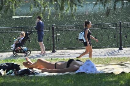 Москва. Девушка с ребенком в коляске гуляет по набережной.